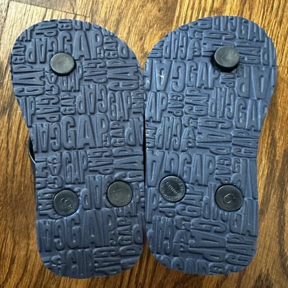Gap navy blue striped flip flops, size 5T/6T